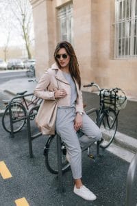 Perfecto Rose Camaieu et pantalon tailleur gris Bershlka