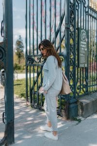Perfecto Rose Camaieu et pantalon tailleur gris Bershlka