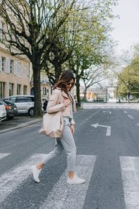 Perfecto Rose Camaieu et pantalon tailleur gris Bershlka