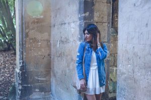 Robe blanche et veste en jean Zaful