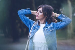 Robe blanche et veste en jean Zaful