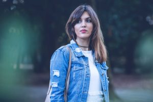 Robe blanche et veste en jean Zaful