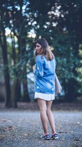 Robe blanche et veste en jean Zaful