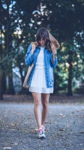 Robe blanche et veste en jean Zaful