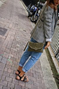 Blazer à carreaux Bershka et Jean Mom fit Camaïeu
