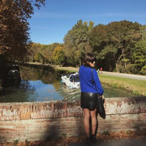 Pull maille torsadée Mango et jupe en cuir