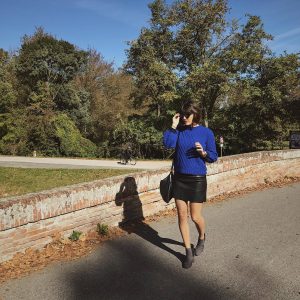 Pull maille torsadée Mango et jupe en cuir