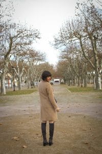 Manteau long Uniqlo et cuissardes grises Sacha Shoes