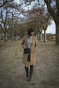 Manteau long Uniqlo et cuissardes grises Sacha Shoes