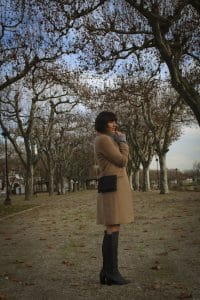 Manteau long Uniqlo et cuissardes grises Sacha Shoes