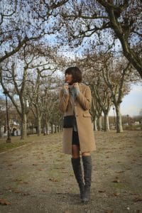 Manteau long Uniqlo et cuissardes grises Sacha Shoes