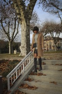 Manteau long Uniqlo et cuissardes grises Sacha Shoes