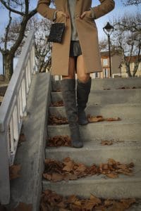 Manteau long Uniqlo et cuissardes grises Sacha Shoes