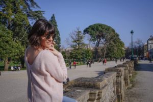 Blogueuse mode bordeaux - Maille et denim