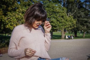 Blogueuse mode bordeaux - Maille et denim