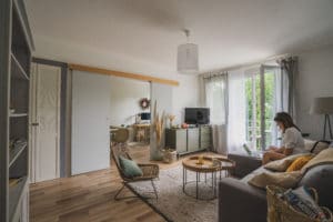 décoration salon chaise rotin fleurs table basse