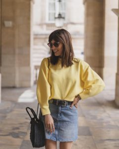 jupe en jean et pull manches ballon jaune