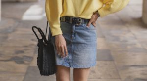 jupe en jean et ceinture noire cloutée