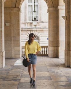 jupe en jean courte et pull jaune