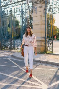 look blanc jean blanc et top à fleurs