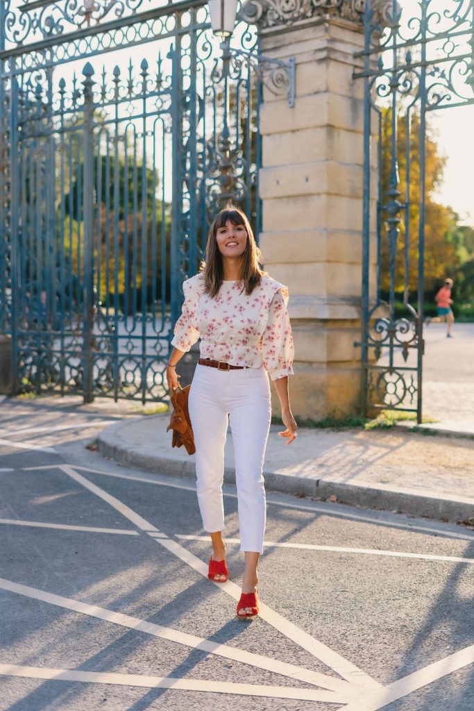 look blanc jean blanc et top à fleurs